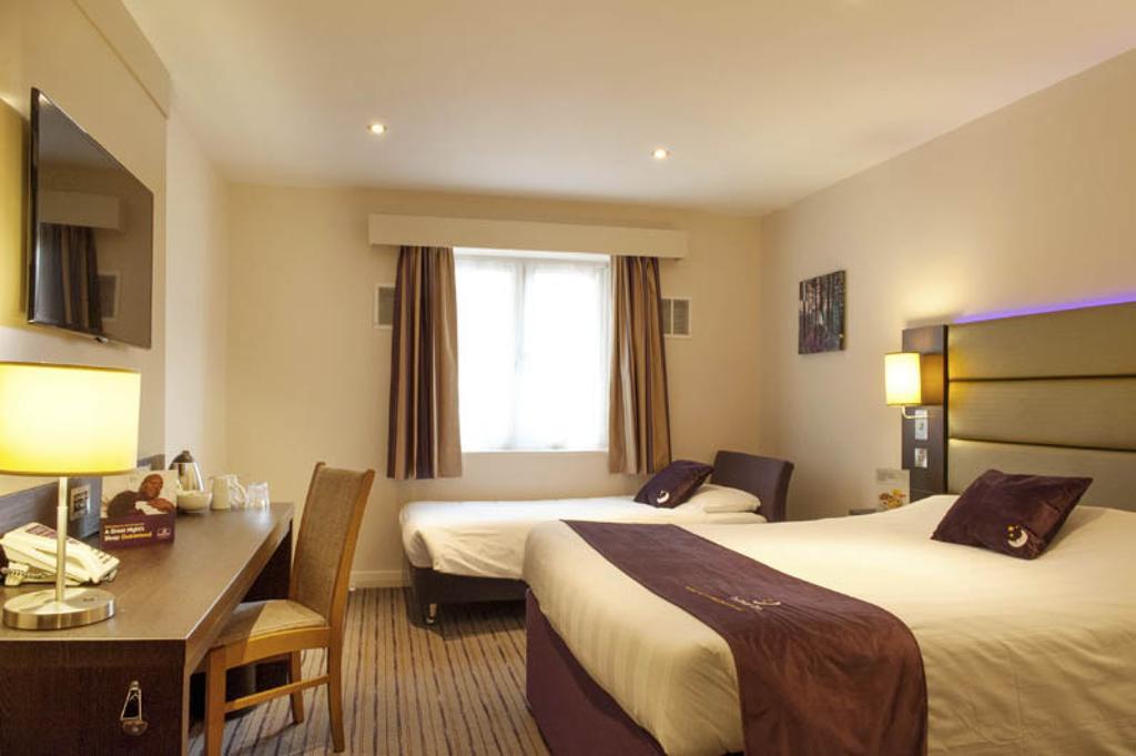 Premier Inn Aldershot Extérieur photo