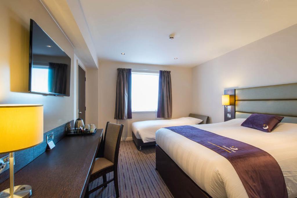 Premier Inn Aldershot Extérieur photo