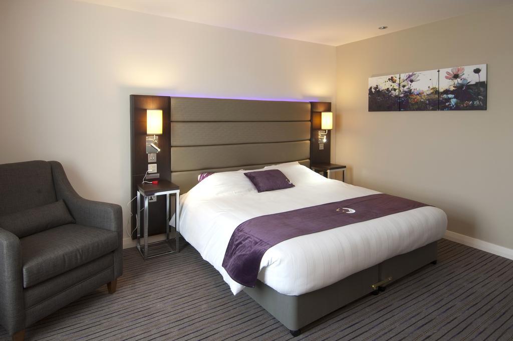 Premier Inn Aldershot Extérieur photo