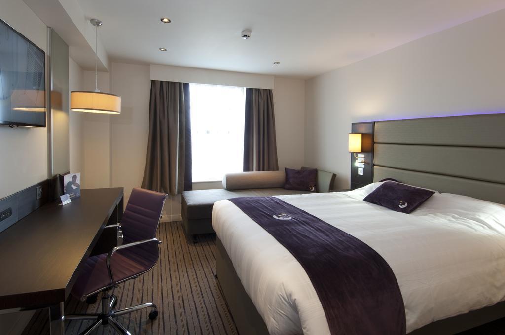 Premier Inn Aldershot Extérieur photo