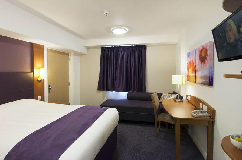 Premier Inn Aldershot Extérieur photo