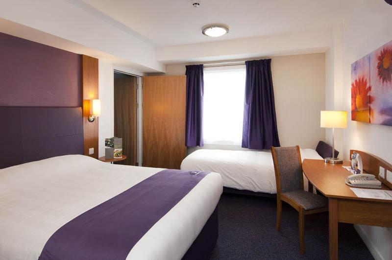 Premier Inn Aldershot Extérieur photo